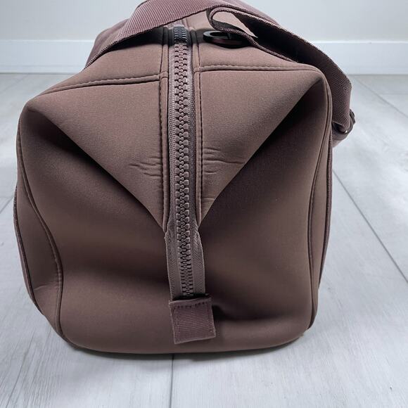 Dagne Dover Landon Neoprene Carryall Bag Dune Duffle Trolley Sleeve Medium - Picture 3 of 13